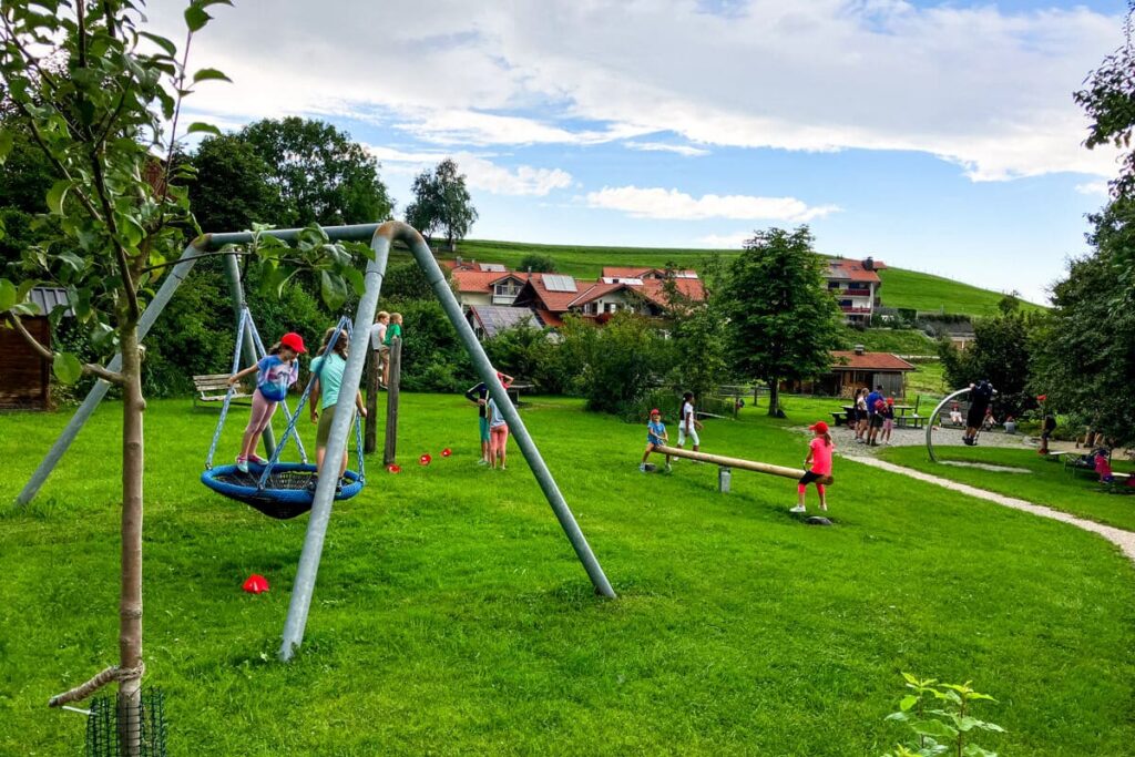 Naturspielplatz Faistenoy im Sommer