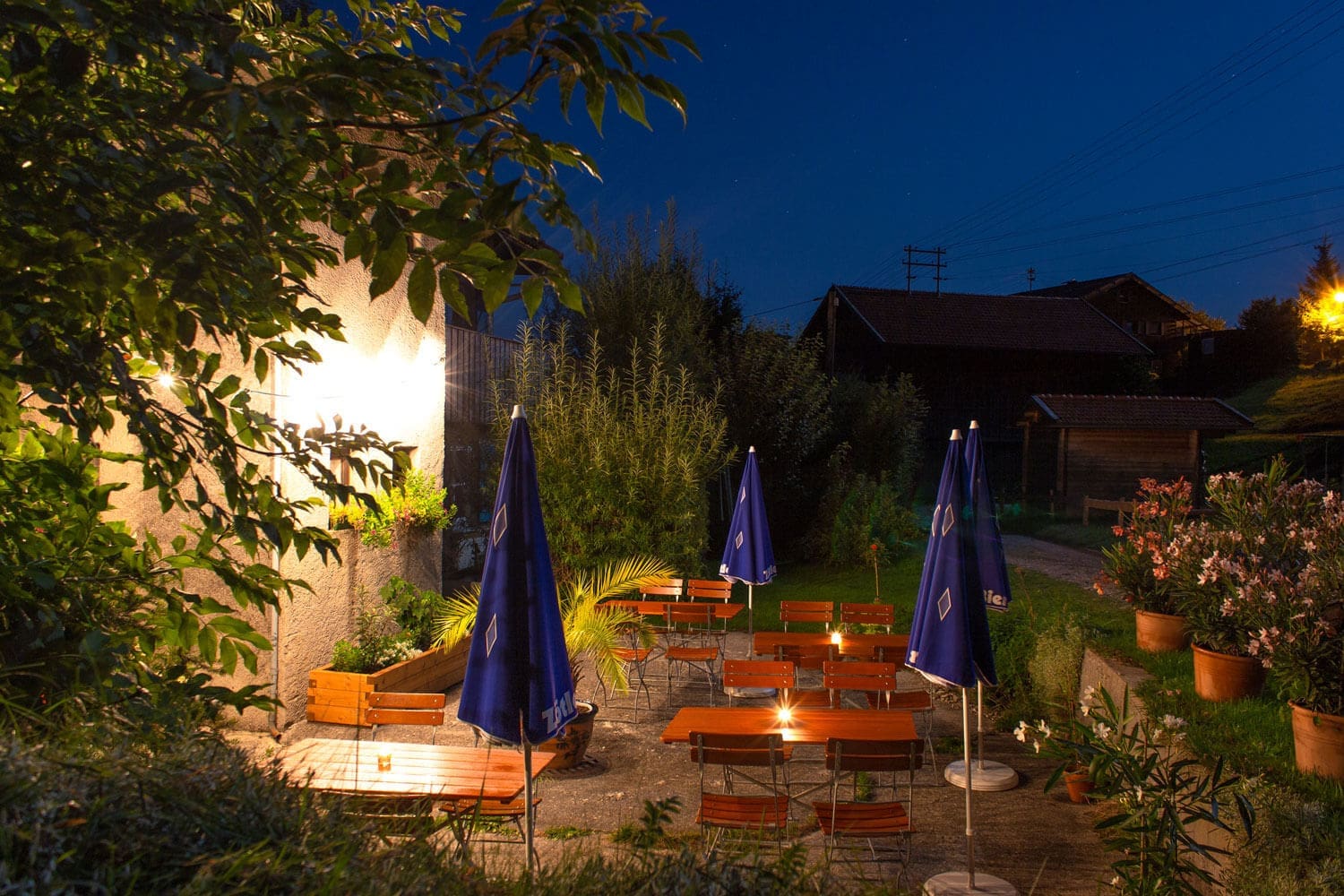 Biergarten Knobelwolf bei Nacht